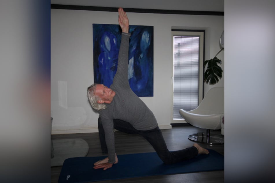 Mime Rainer König (66) findet Kraft in täglichen Yoga-Übungen.