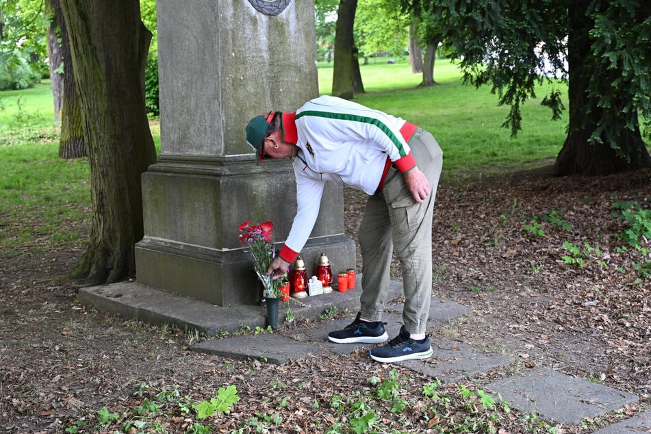 Am Schiller-Denkmal in der Nähe des Unglücksorts legten Görlitzer Blumen ab.