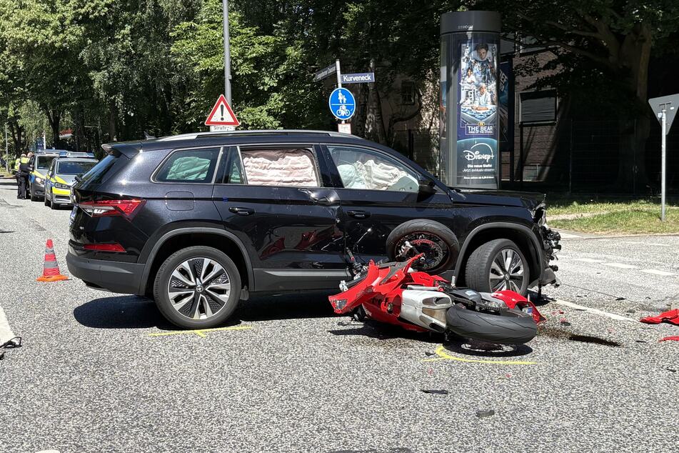 Am Dienstagmittag kollidierte eine Motorrad in Hamburg-Langenhorn mit einem SUV.
