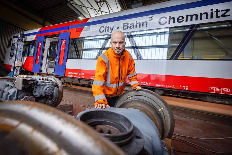 City-Bahn Mitarbeiter Stephan Bayer (44) verschafft sich einen Überblick.
