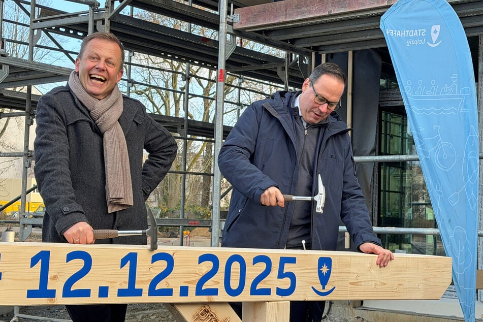 Torsten Bonew (l.), Erster Bürgermeister und Beigeordneter für Finanzen, ruht sich aus nach getaner Arbeit aus, während Dirk Panter, Sächsischer Staatsminister für Wirtschaft, Arbeit, Energie und Klimaschutz, zu kämpfen hat.