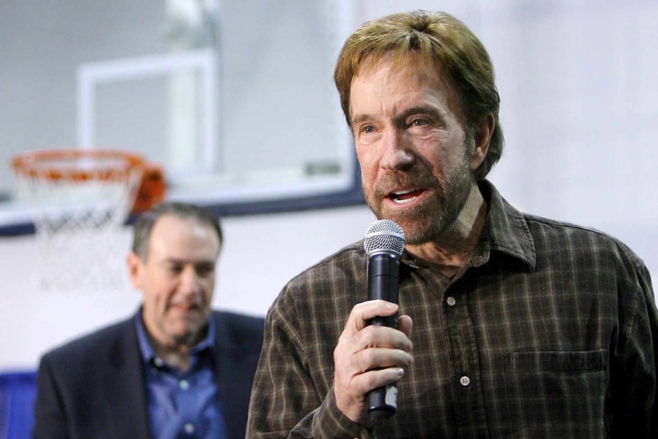 Chuck Norris (†86) im Jahr 2008 bei einer Wahlkampfveranstaltung für den damaligen Präsidentschaftskandidaten Mike Huckabee (im Hintergrund). (Archivfoto)