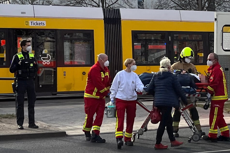Mehrere Meter mitgeschleift! Schlimmer Straßenbahn-Unfall in Hellersdorf