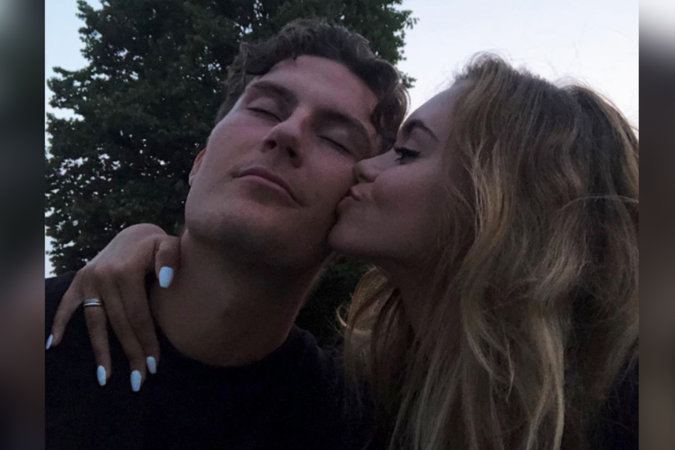 Das ist aber nicht Mick! Laila Hasanovic (22) gibt Jonas Older Wind (24) einen Kuss.