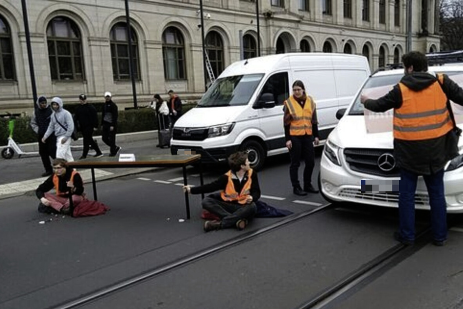 Die Klimaaktivisten der "Letzten Generation" bringen die "Anklagebank" vor das Verkehrsministerium in Berlin.