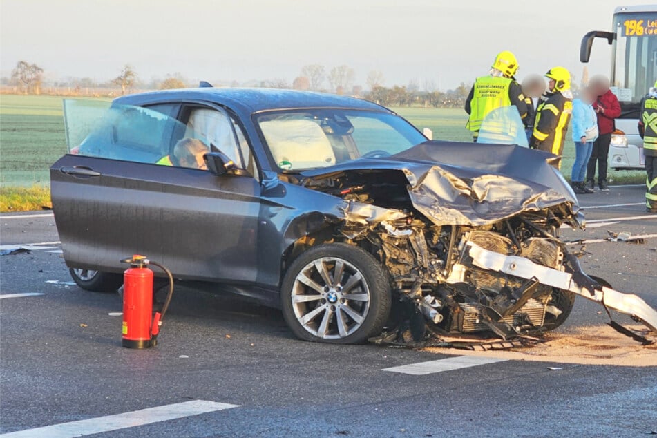 BMW kracht frontal in Paketauto: Zwei Verletzte bei Unfall auf sächsischer Bundesstraße