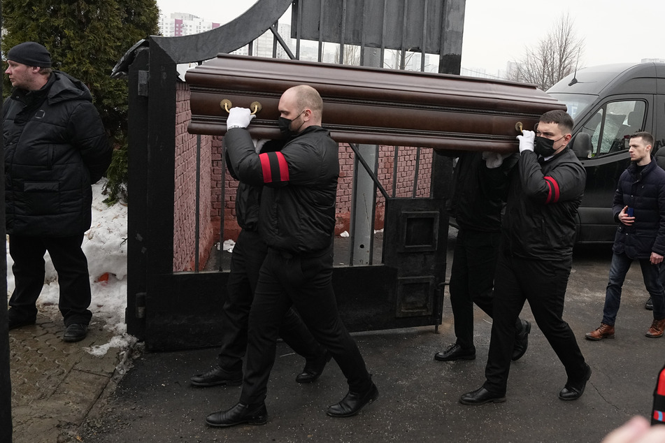Ein Sarg des russischen Oppositionsführers Alexej Nawalny (†47) wird während der Beerdigungszeremonie zum Eingang des Borissowskoje-Friedhofs getragen.