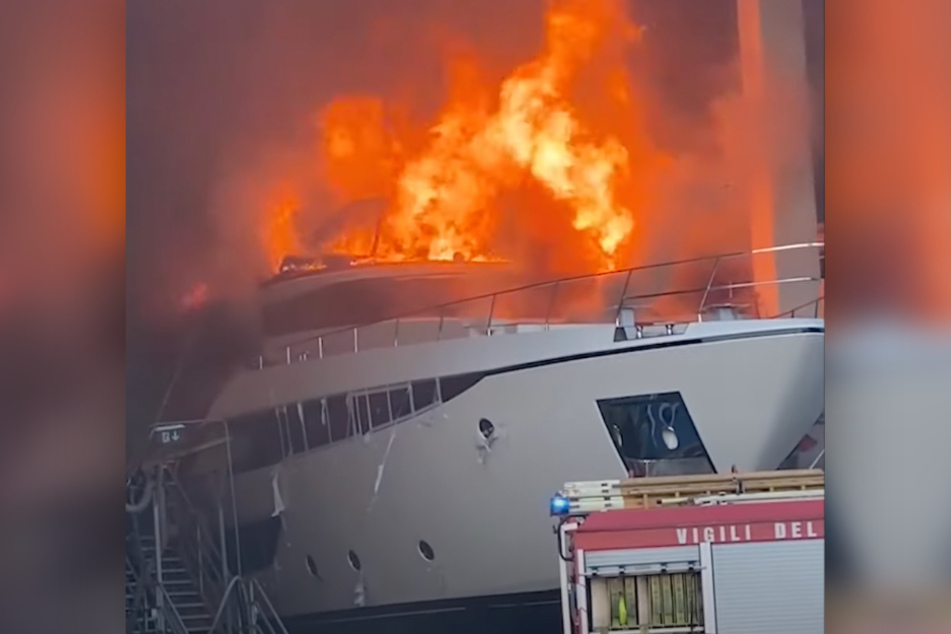 Das Flammenmeer auf dem teuren Motor-Schiff brannte lichterloh.