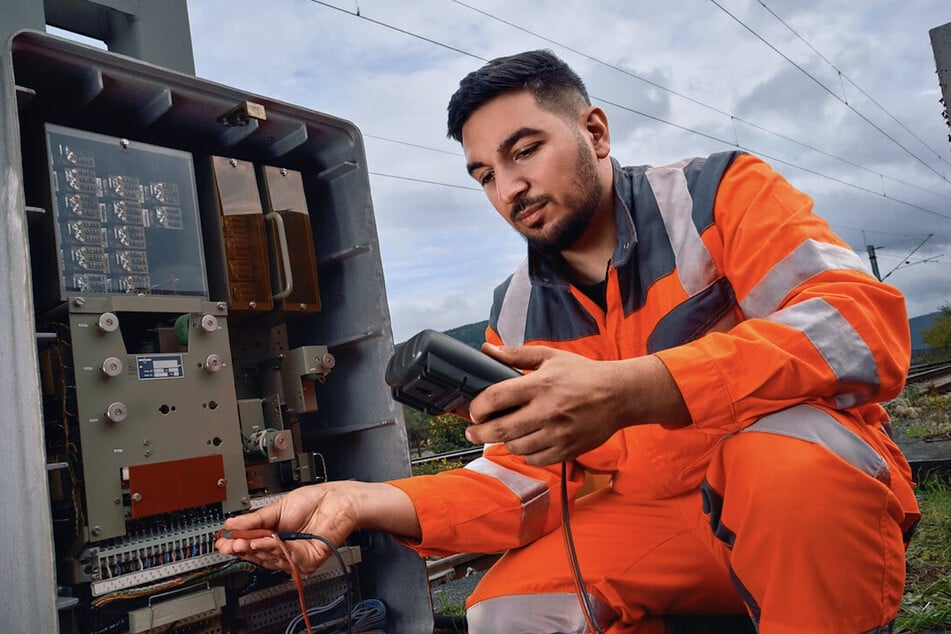 Die Deutsche Bahn sucht in Sangerhausen nach Elektrikern (w/m/d) in der Instandhaltung.