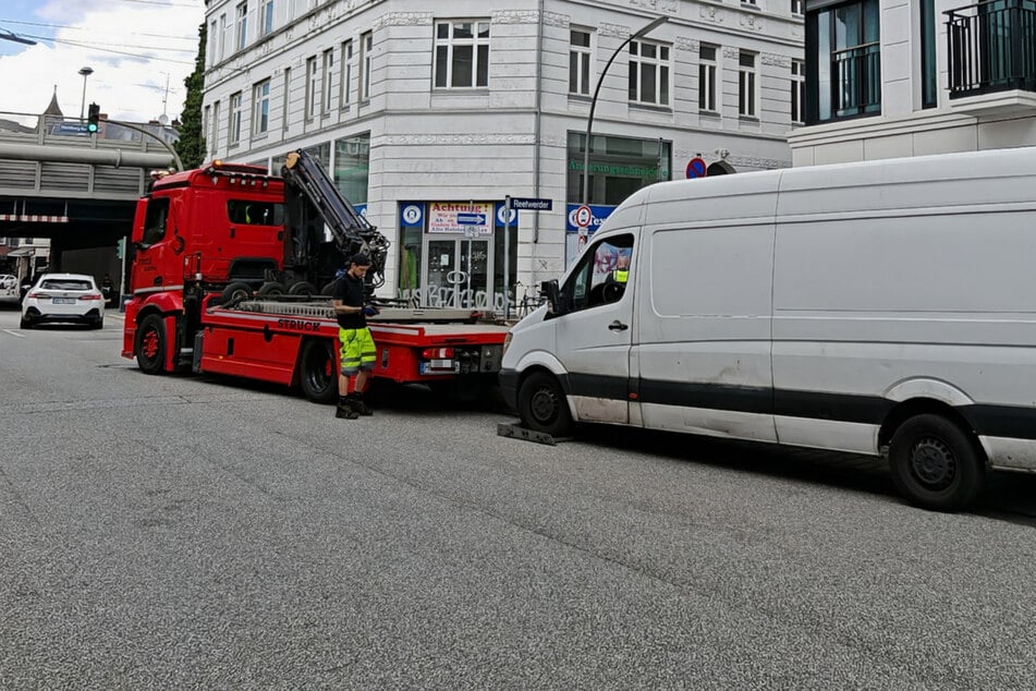 Am Mittwoch wurde in Hamburg ein Transporter eines Paketboten geklaut.