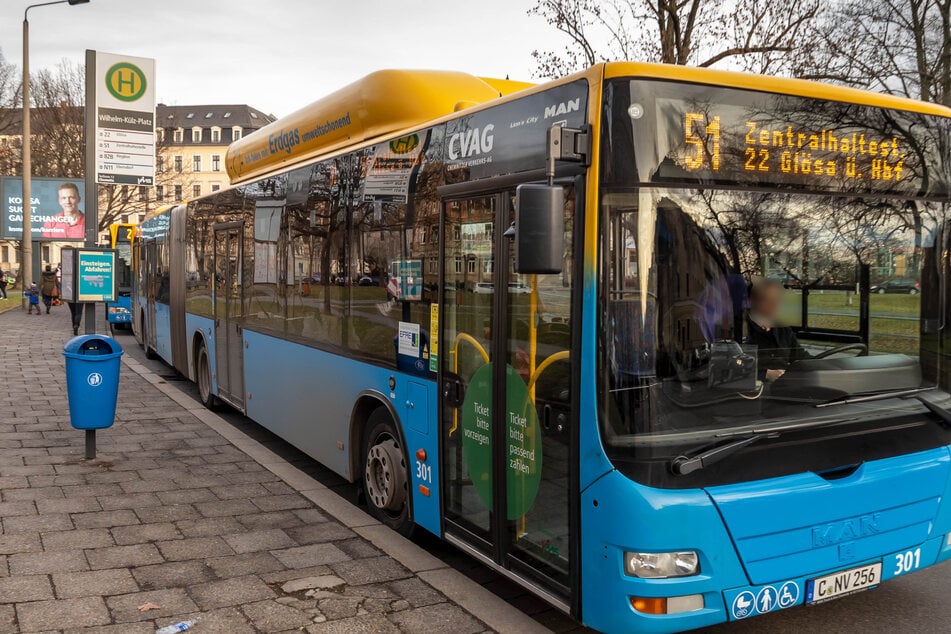 An einem Bus der Linie 51 riss der Mann einen Scheibenwischer ab und zerstörte mit dem Wischer die Scheibe.