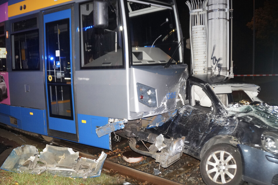 Heftiger Crash mit Tram: Feuerwehr muss VW aufschneiden und Insassen befreien