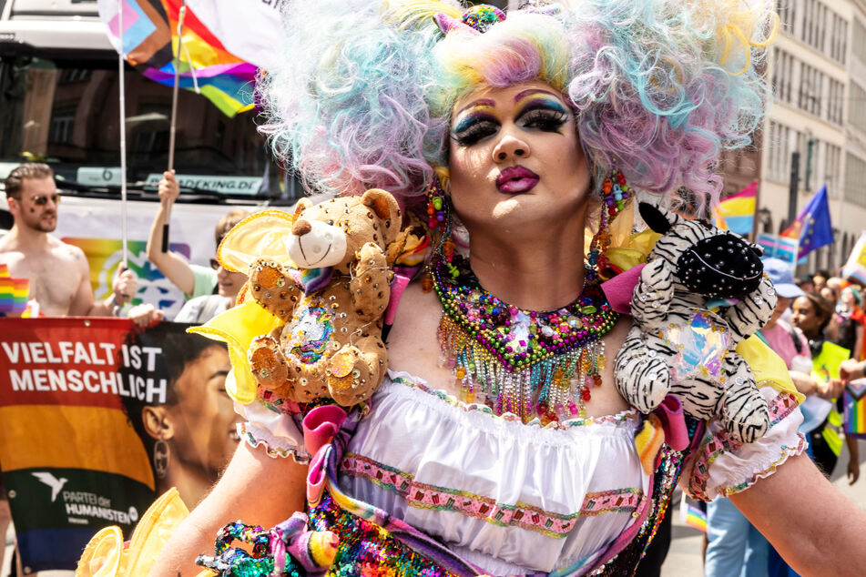 CSD-Paraden sind bunt, manchmal auch schrill, doch sie sind auch politische Demonstrationen: Es geht um die Gleichberechtigung und Emanzipation der LGBTQ-Community.