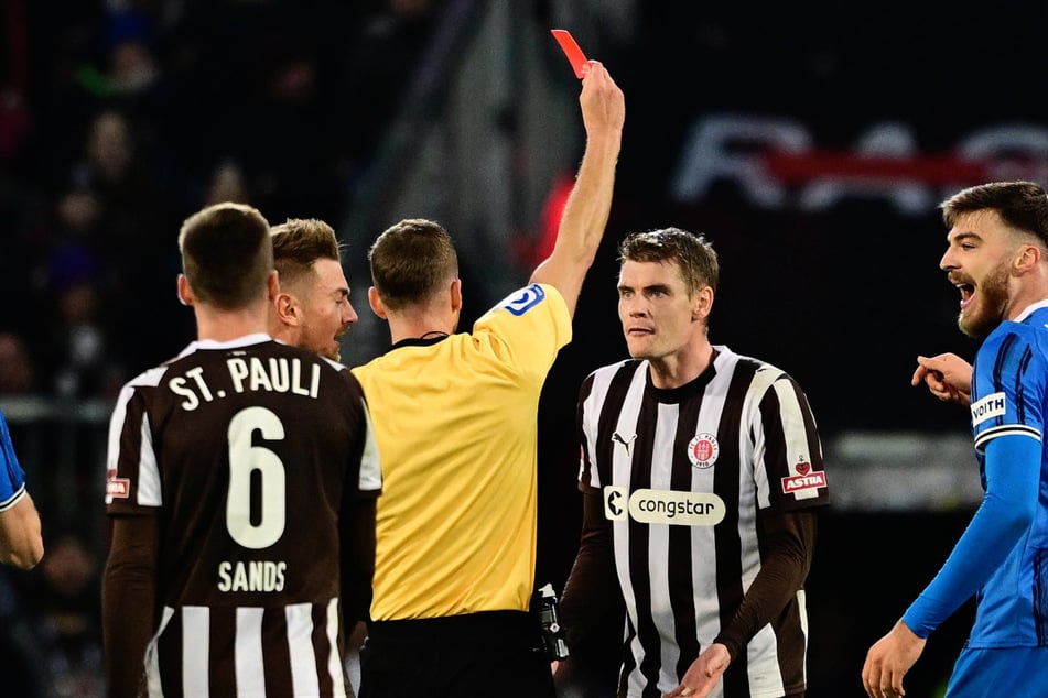 In der Nachspielzeit der ersten Hälfte zeigte Schiedsrichter Sören Storks St. Paulis Eric Smith die Rote Karte.