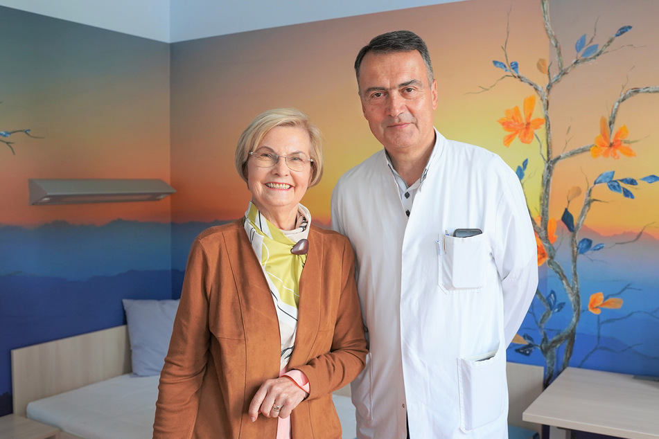Marianne Großer (80) und Chefarzt Prof. Dr. Mathias Hänel in einem neugestalteten Zimmer des Klinikums.