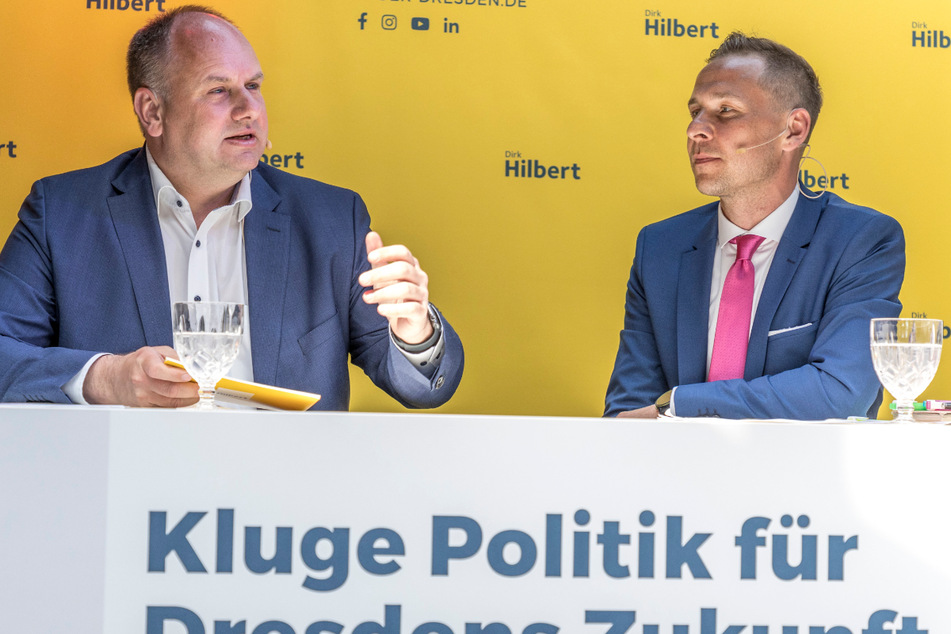 Dirk Hilbert (50, FDP, l.) hat am Mittwoch mit seinem Wahlkampfmanager Henry Buschmann (38) sein Programm präsentiert.
