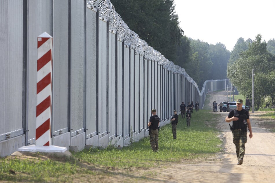 Polnische Grenzschützer patrouillieren am neu errichteten, 187 Kilometer langen Grenzzaun zwischen Polen und Belarus.