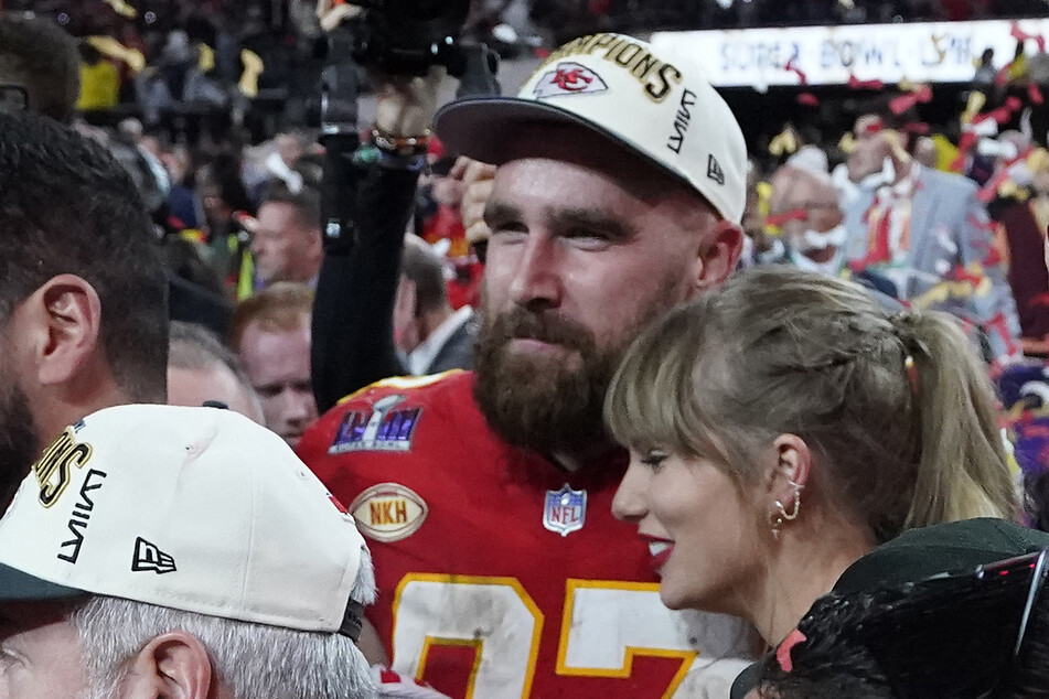 Kansas City Chiefs' tight end #87 Travis Kelce (l.) and singer-songwriter Taylor Swift (r.) embrace as they celebrate the Chiefs winning Super Bowl LVIII against the San Francisco 49ers at Allegiant Stadium in Las Vegas, Nevada, February 11, 2024.