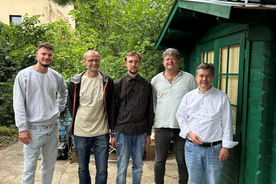 Sozialstadtrat, Uwe Brockhausen (62, SPD, r.) freut sich über die drei neuen Tiny Houses in Berlin-Reinickendorf.