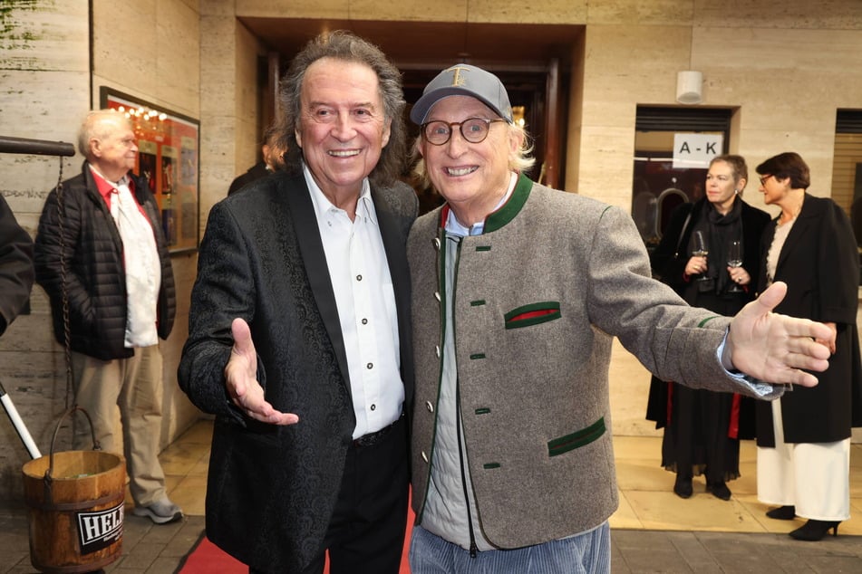 Otto Waalkes (76, r.) begrüßte Stargast Chris Andrews (81) auf dem roten Teppich vor dem Hansa-Theater.