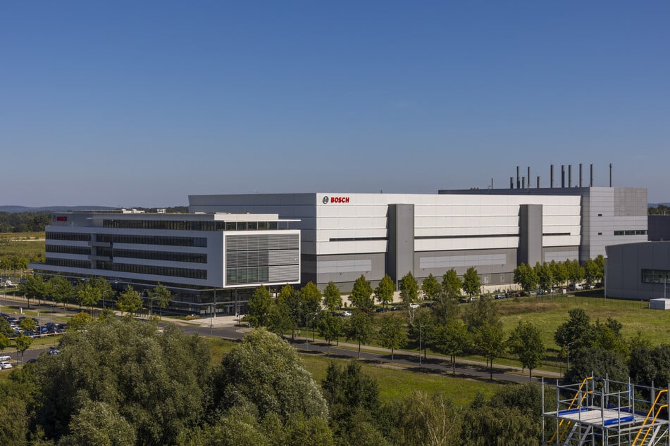 Sieht riesig aus, ist im Vergleich zum Standort Reutlingen (Baden-Württemberg) klein: die Chip-Fabrik von Bosch in Dresden. Dort arbeiten 900 Beschäftigte, im Westen sind es rund 10000.