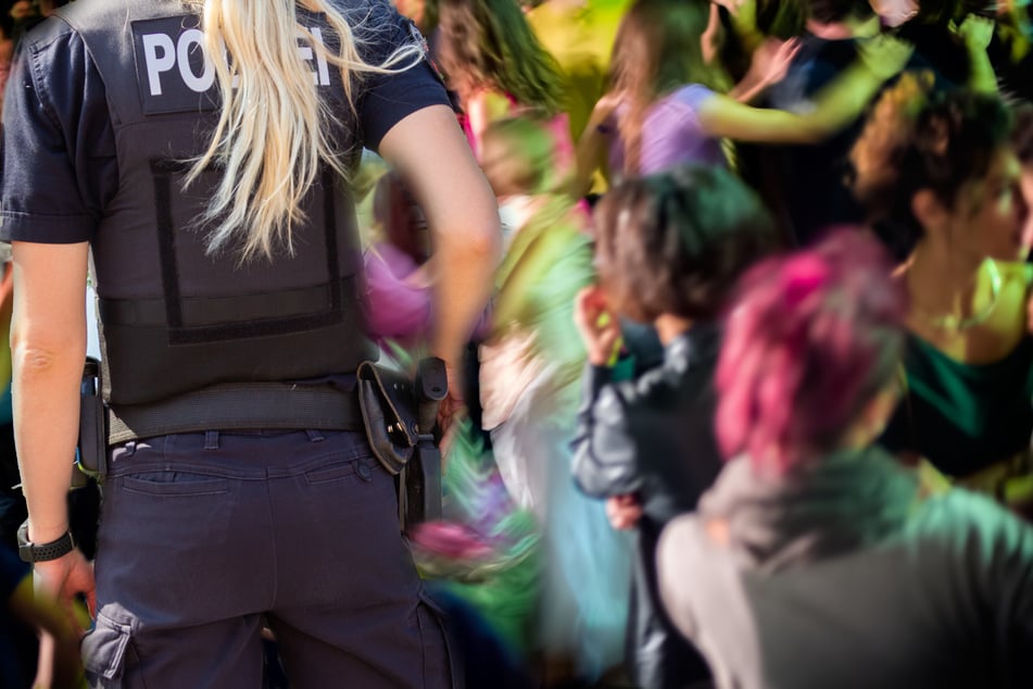 Fotomontage: Gegen 1 Uhr nachts musste die Polizei am Samstag zu einem Mehrfamilienhaus im unterfränkischen Kitzingen anrücken (Symbolfoto).