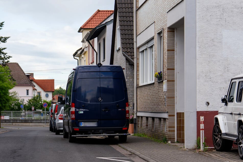 In diesem Wohnhaus in der Brüder-Grimm-Straße in Obertshausen wurde der 49-Jährige am Freitagnachmittag Opfer einer Messerattacke.