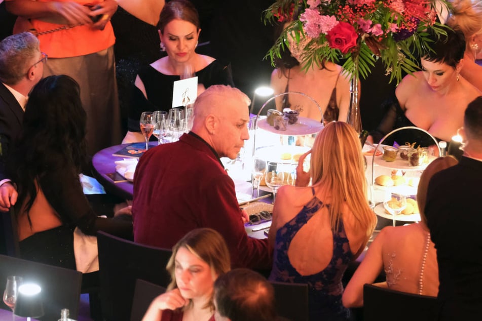 Im Oktober 2025 hatte Till Lindemann (M.) mit seiner Mutter (nicht im Bild) den Leipziger Opernball besucht.
