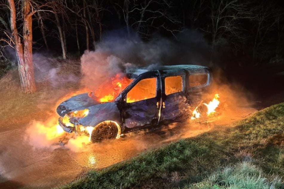 Am Abend brannte nahe der A36 im Harz ein Auto.