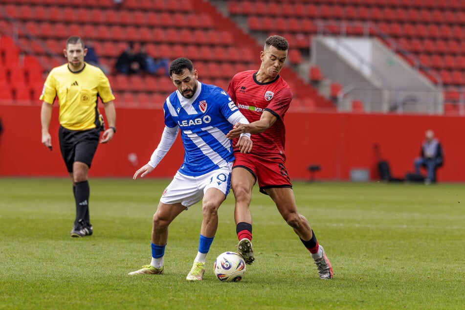 Energie-Akteur Tolcay Cigerci (31, l.) behauptet sich im Zweikampf um den Ball gegen gegen Ingolstadts Marcel Costly (30).
