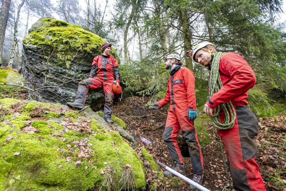 Höhlenretter der Bergwacht suchen nach dem vermissten Jagdterrier Baldur.
