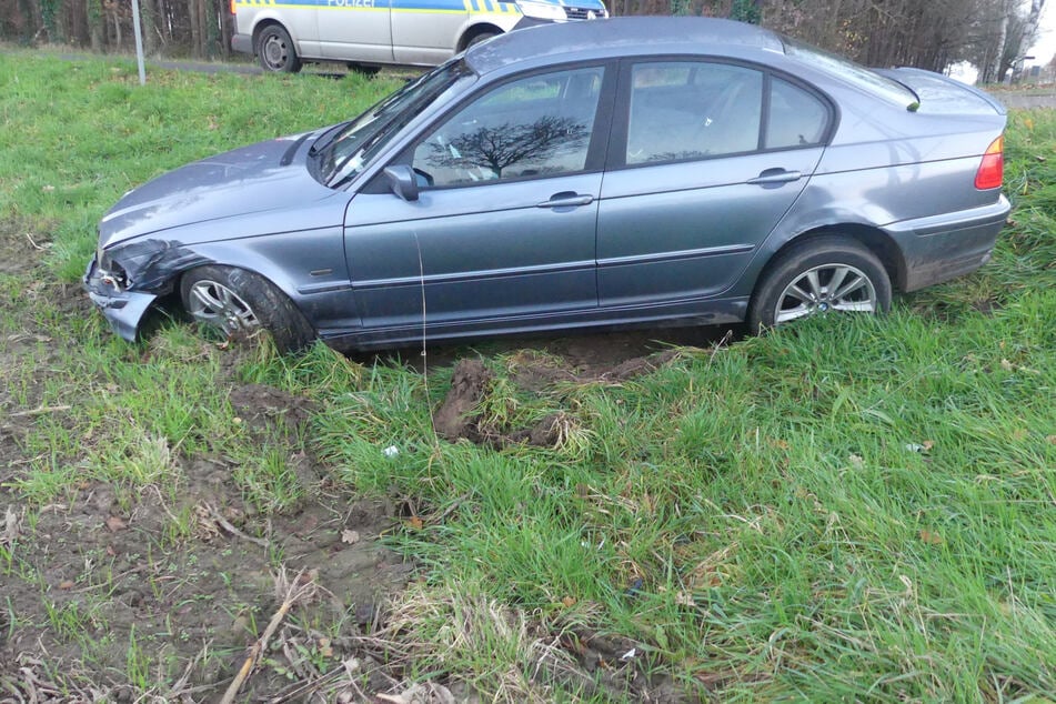 BMW baut Unfall - und plötzlich rennen vier Männer weg