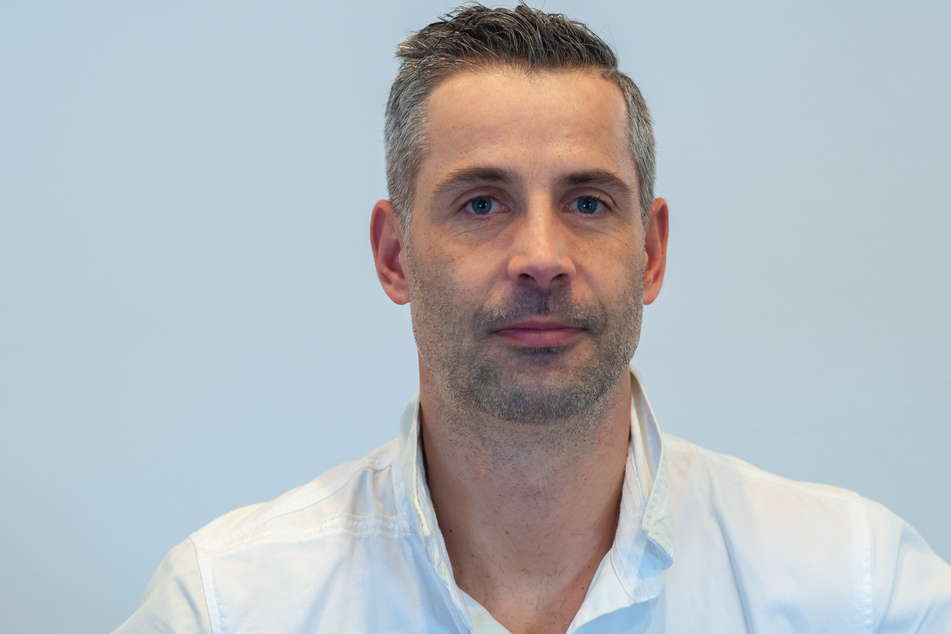 Jahnsdorfs Bürgermeister Albrecht Spindler (40, fraktionslos) möchte keine Verlängerung des Container-Dorfs. Die Gemeinde erwägt Klage am Verwaltungsgericht Chemnitz.