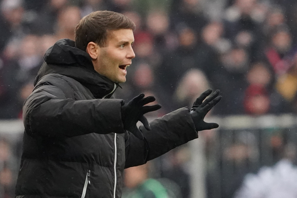 Kiez-Coach Fabian Hürzeler (31) hält große Stücke auf den kommenden Gegner, den Karlsruher SC.
