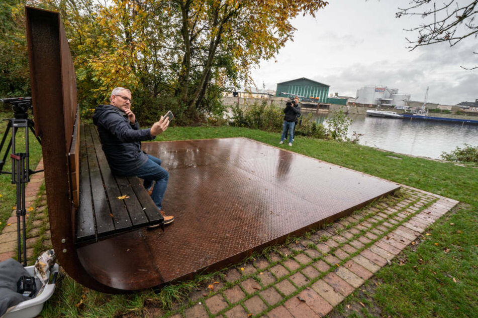 Ein Redakteur eines Fernsehteams nimmt ein Selfie auf dem Hanauer "Hafenbalkon" auf.
