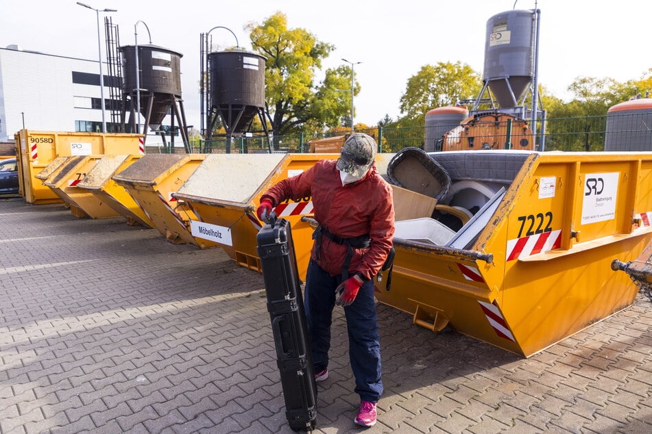 Im Nebencontainer entdeckte Claus Schönling einen intakten Guitarrenkoffer, den er nicht mitnehmen durfte.