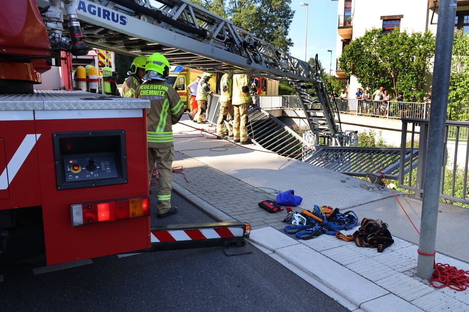 Die Feuerwehr sicherte zunächst das Geländer.