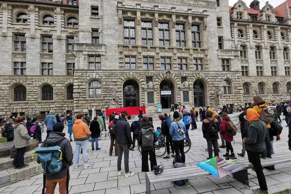 Demonstranten sammelten sich am Freitag auch vor dem Leipziger Rathaus. Oberbürgermeister Jung wollte sich jedoch nicht zeigen.