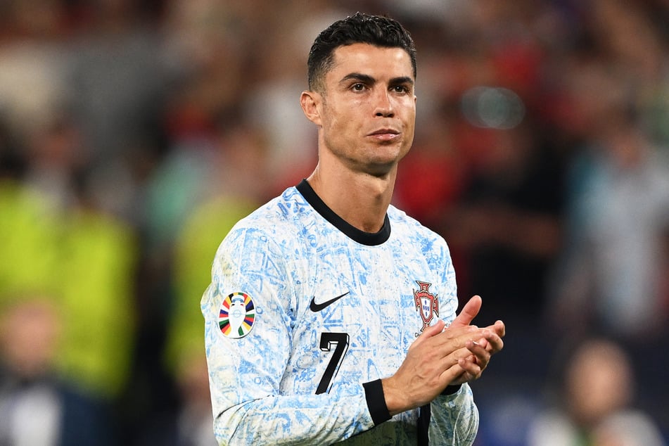 Nach dem 0:2 gegen Georgien ging Portugals Superstar Ronaldo (39) frustriert Richtung Kabine - bis plötzlich ein Fan von der Tribüne sprang.