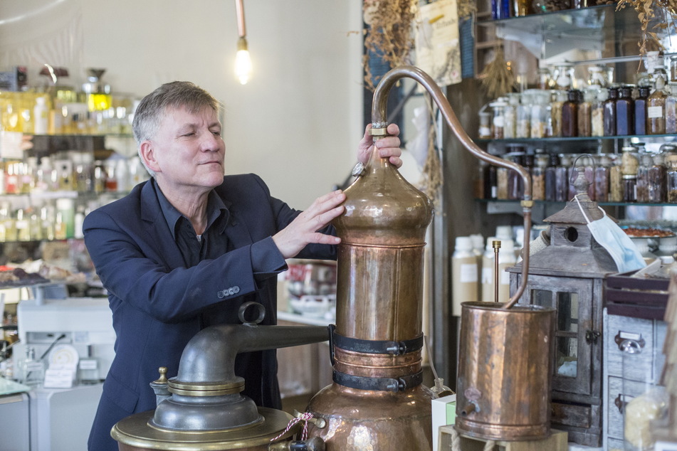Im Atelier von Uwe Herrich (60) glänzt eine historische Destillieranlage.