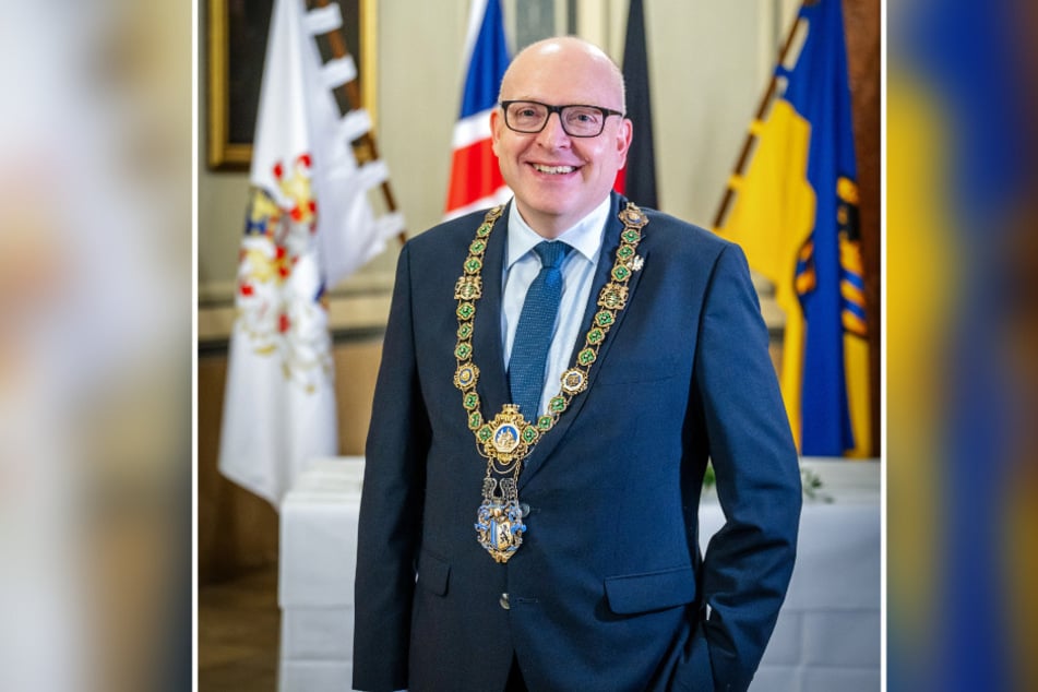 OB Sven Schulze (54, SPD) mit der historischen Amtskette im Rathaus: Das Traditionsstück wird nur zu besonders würdigen Anlässen getragen.