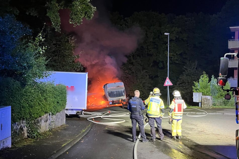 Als die Feuerwehr am Einsatzort eintraf, stand der Lkw bereits lichterloh in Flammen.