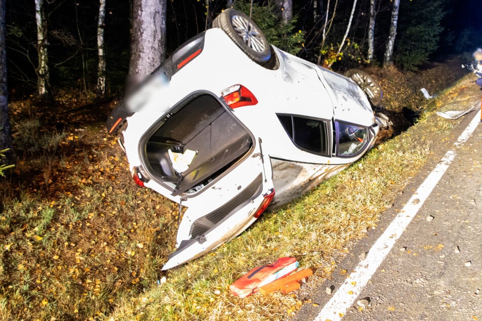 Unfall im Erzgebirge: Hyundai überschlägt sich auf der Landstraße