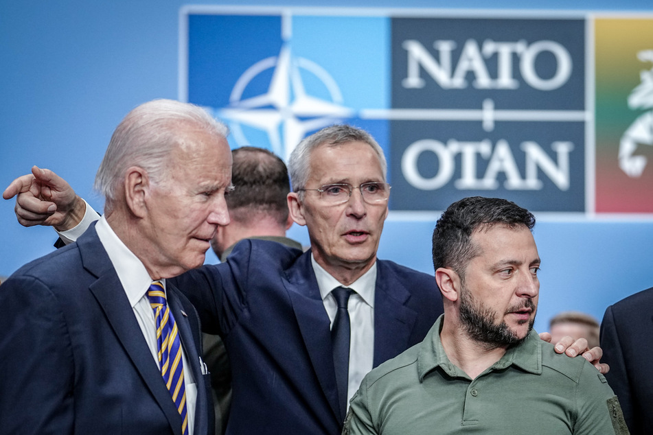 US-Präsident Joe Biden (80, l-r) und Nato-Generalsekretär Jens Stoltenberg (64) begrüßen Wolodymyr Selenskyj (45) beim Nato-Ukraine-Treffen Mitte Juli.