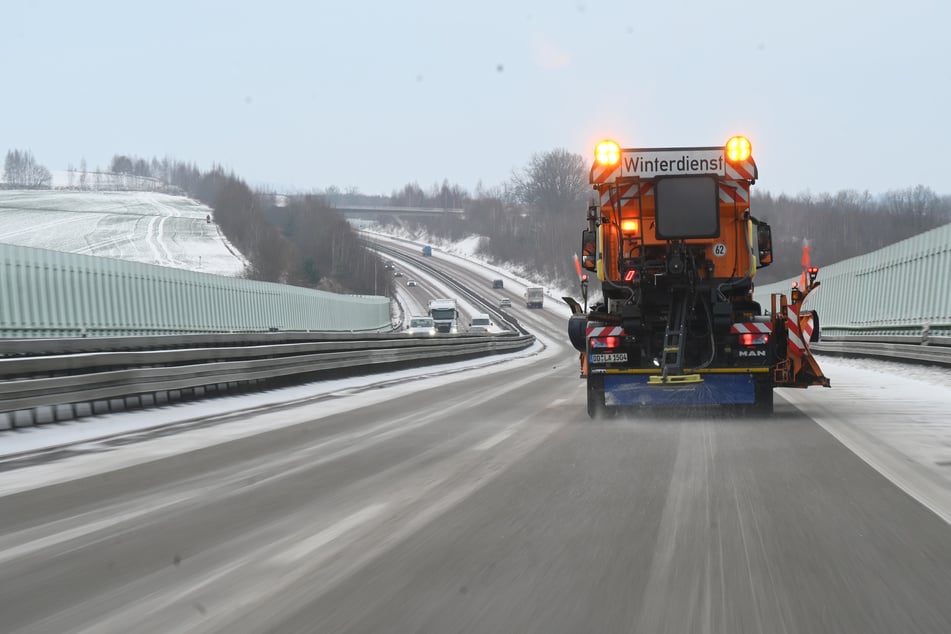 Einsetzender Regen sorgt im Südosten Deutschlands für glatte Straßen.