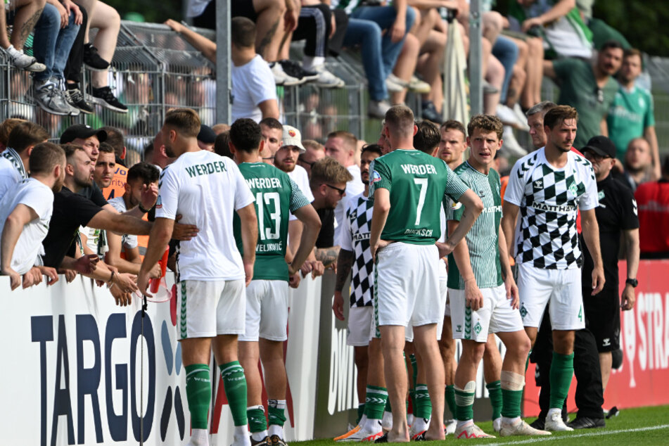 Nach der Partie stellten sich die Werder-Profis den wütenden Fans.