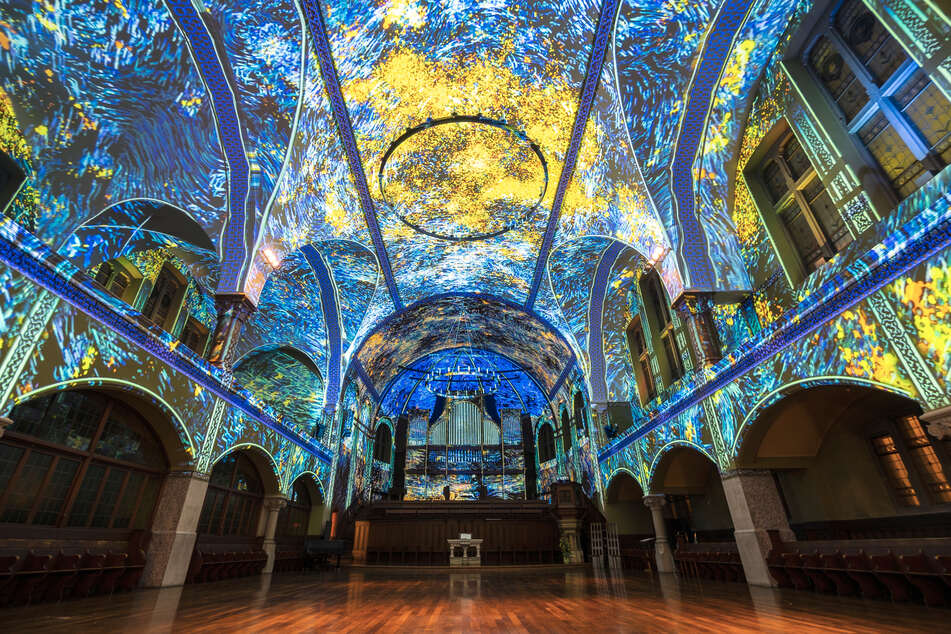 Die immersive Lichtkunst- und Mapping-Show "Genesis" des Künstlerkollektivs Projektil, hier in der Citykirche Offener St. Jakob in Zürich.