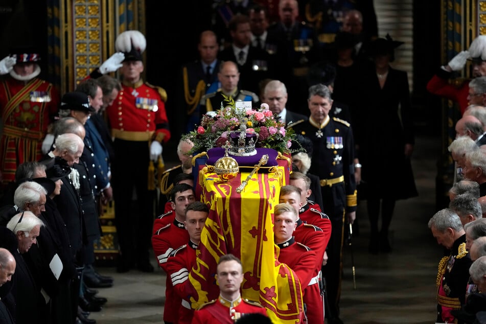 Die Sussexes nahmen zusammen mit der britischen Königsfamilie an der Beerdigung der Queen teil.