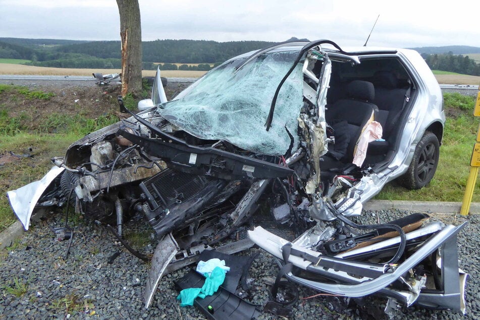 Erneut tödlicher Unfall im Vogtland: VW-Fahrer (21) prallt gegen Baum