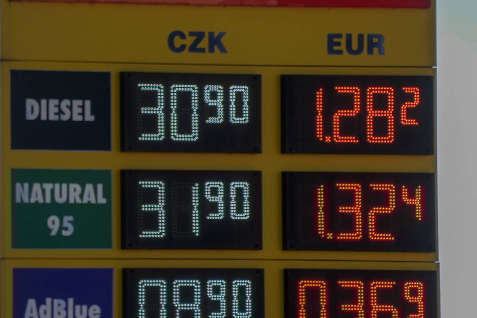 Einige Tankstellen an der tschechischen Grenze melden bereits, dass der günstige Sprit ausverkauft ist.